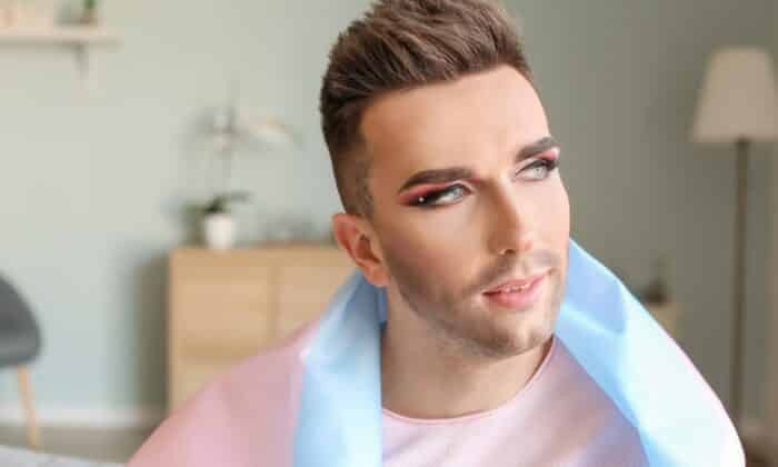 Une personne trans cherchant sa moitié chez Jacquie et Michel trans