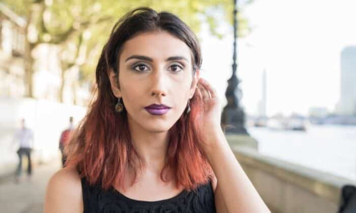 Une femme transgenre utilisant le site Jacquie et Michel trans pour trouver un partenaire 